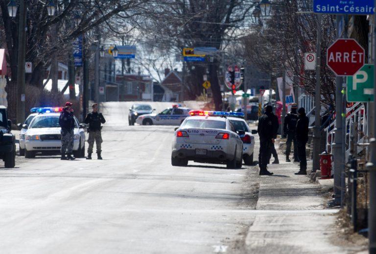 Une demi-douzaine d'autopatrouilles empêchait toute circulation entre les avenues  Desnoyers et Belleville jusqu'à ce que l'homme de 49 ans, barricadé depuis 12 heures dans son logement du boulevard Lévesque, se rende aux policiers en fin de matinée, le 19 mars.