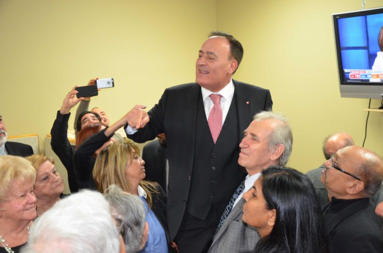 Fayçal El-Khoury s'adresse à ses bénévoles au terme de sa victoire.