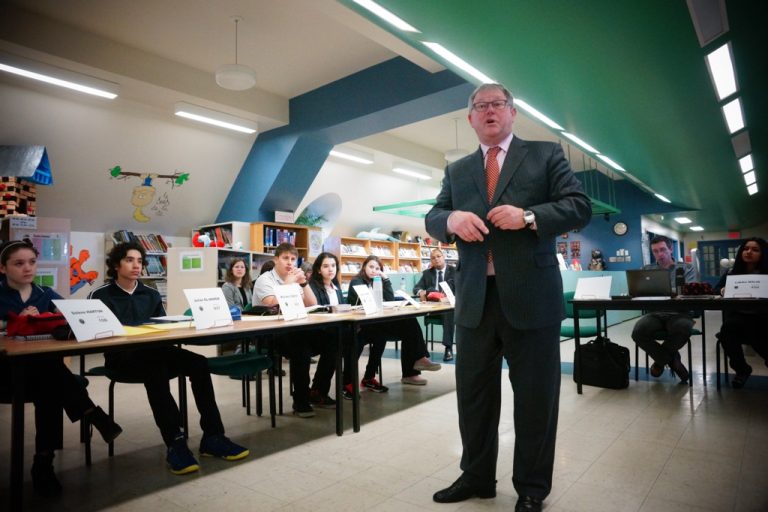  Jacques Chagnon apparaît sur la photo alors qu'il rencontre les jeunes de l'école Mont-de-La Salle.