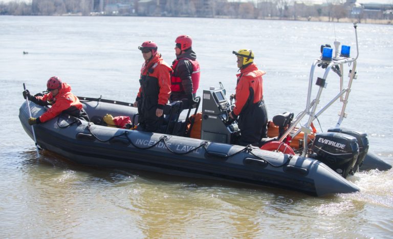 Policiers, pompiers et SQ procèdent à une recherche sur la rivière des Prairies.