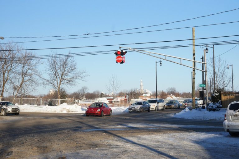 Intersection jugée non sécuritaire La disparition soudaine d'un arrêt au coin nord-ouest de la montée Masson et du boulevard des Mille-Îles fait rager des automobilistes dans l'extrême pointe est de l'île.