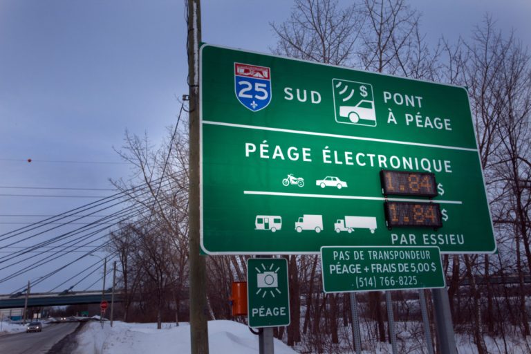 Une décision de la Cour supérieure atteste de la recevabilité de la demande de recours collectif contre le consortium du pont de l’A25. Le requérant qu'est l'Union des consommateurs reproche au concessionnaire de contrevenir à la Loi sur la protection du consommateur en termes d'affichage du prix annoncé aux abords du pont à péage.