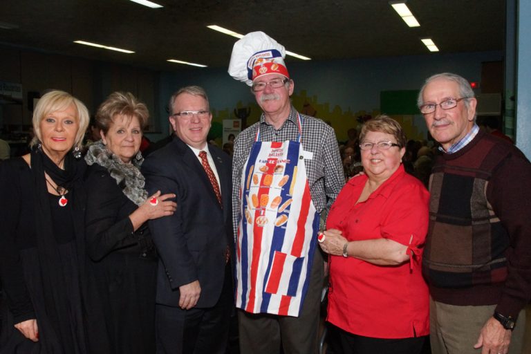 Les bénévoles des popotes salués Sur la photo, on reconnaît dans l’ordre habituel, Monic Chevrette, du Centre d'entraide du Marigot, Liette Massé, de la Popote roulante de Sainte-Rose, Marc Y Poitras, du Centre SCAMA, Marcel Camerlain, de la Popote roulante Saint-Noël-Chabanel, Marie-Thérèse Tougas, de la Popote roulante Saint-Ferdinand, et Régent Lachapelle, du Groupe d’Entraide La Rosée.