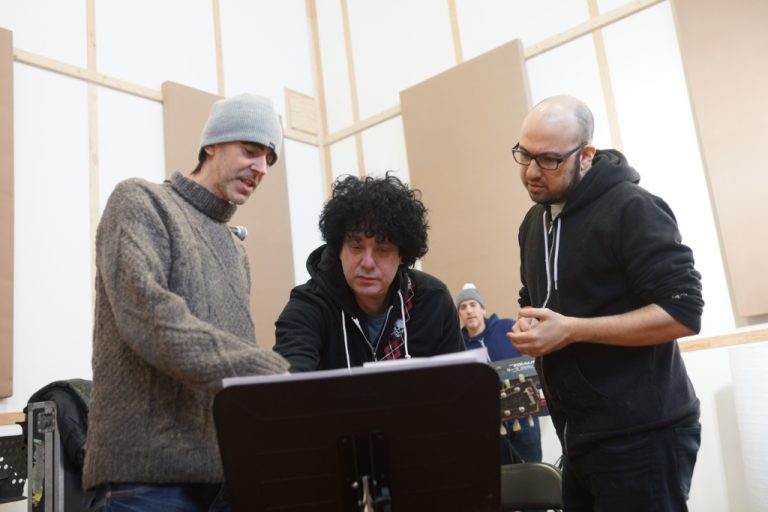 En répétition pour le spectacle du 31 décembre Dan Georgesco, des Porn Flakes, en compagnie de Biz et Mathieu Farhoud-Dionne, de Loco Locass, ont répété en prévision du grand spectacle gratuit du 31 décembre, au Centropolis.(Photo TC Media - Mario Beauregard)