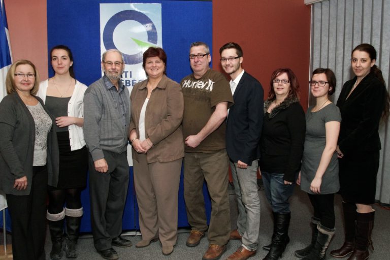 Les membres du nouveau conseil exécutif régional du Parti québécois en présence de la ministre de la famille et ministre responsable de la région de Laval, Nicole Léger, et du député de Laval-des-Rapides et adjoint parlementaire à la première ministre (volet jeunesse), Léo Bureau-Blouin. Absente sur la photo, la députée de Sainte-Rose, Suzanne Proulx, en mission en Europe en sa qualité d'adjointe parlementaire à la ministre responsable de la Condition féminine.