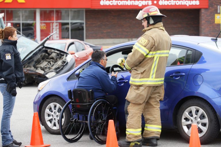 Deux personnes vivant avec des séquelles d'accidents ont discuté avec les conducteurs roulant trop vite sur le boulevard des Laurentides.