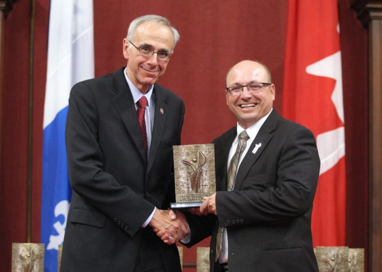 Jean Roberge reçoit le prix du bénévolat en loisir et en sport Dollard-Morin Louis-Philippe Pigeon, au nom de la ministre Line Beauchamp, a décerné le prix Dollard-Morin région Laval à Jean Roberge.
