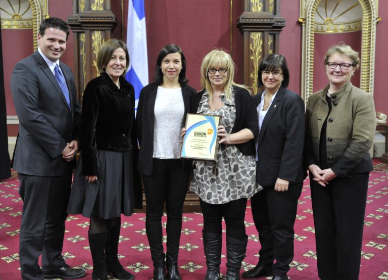 On reconnaît, dans l’ordre habituel, Stéphane Côté, directeur de l'école Curé-Antoine-Labelle, Marie-Andrée Tourangeau, directrice générale adjointe de la Commission scolaire de Laval, Ariane Giguère, enseignante coresponsable du projet, Josée St-Pierre, enseignante coresponsable du projet, Louise Lortie, présidente de la Commission scolaire de Laval et Catherine Dupont, directrice de la Formation générale des jeunes au ministère de l’Éducation, du Loisir et du Sport.