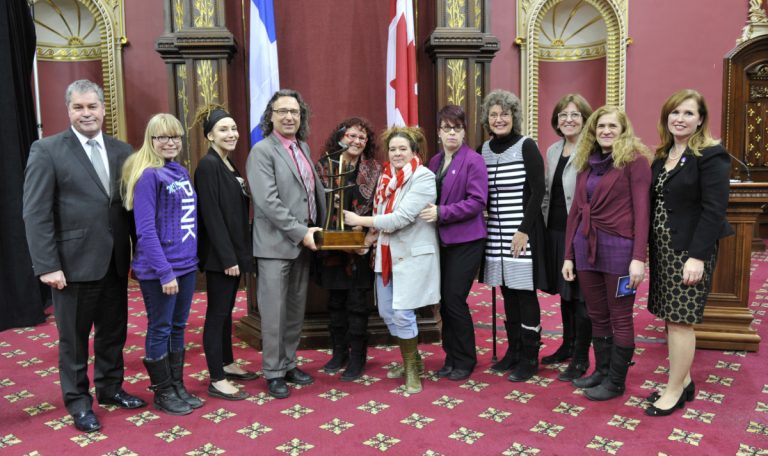 Un projet d’art engagé récompensé à l’Assemblée nationale Yves Bolduc, ministre de l’Éducation, du Loisir et du Sport, Gaëlle Vanier-Labbé, élève, Carolyne Bélanger Boyte, stagiaire en 2013-2014, Claude Desrosiers, directeur de l’école Horizon Jeunesse, Chantal Labbé, enseignante coresponsable, Annie-Claude St-Jean, enseignante, Martine Théberge, enseignante coresponsable, Leslie Piché, poète et partenaire culturel, Marie-Andrée Tourangeau, directrice générale adjointe de la Commission scolaire de Laval, Sarah Lodge, enseignante, et Kathy Argall, vice-présidente régionale Services aux particuliers chez BMO Groupe financier.