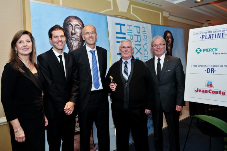 La collaboration entre un médecin et un pharmacien récompensée De gauche à droite, Diane Lamarre, présidente de l’Ordre des pharmaciens du Québec et coprésidente du jury du Prix Hippocrate, Simon Lessard, lauréat du Prix Hippocrate 2012, Cyril Schiever, président de Merck Canada et président d’honneur de la soirée de gala du Prix Hippocrate 2012, Dr Guy Brisson,lauréat du Prix Hippocrate 2012, Dr Charles Bernard, président du Collège des médecins du Québec et coprésident du jury du Prix Hippocrate.