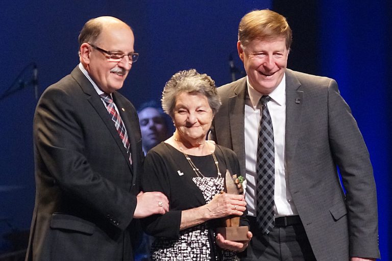 Trente lauréats au Gala des prix Hosia Denise Lacombe, de l'Association pour aînés résidant à Laval, a accepté son prix Hosia des mains du maire Marc Demers et de Jacques Thibault, président de la Caisse Desjardins de St-Martin de Laval. Elle est lauréate dans la catégorie Vie de quartier pour le secteur 1.