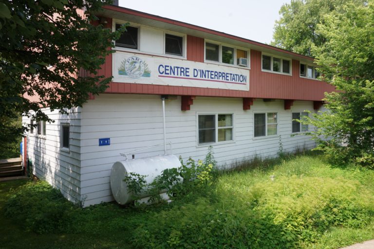 Le bâtiment du 345, boulevard Sainte-Rose, qui accueille la clientèle du Parc de la Rivière-des-Mille-Îles, est un ancien chalet construit en 1930.