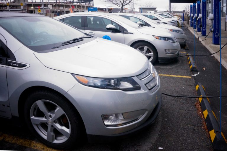 Neuf voitures sont disponibles pour le système de covoiturage électrique de la Société de transport de Laval et l'Agence métropolitaine de transport, dont la grande majorité se retrouve au métro Montmorency.