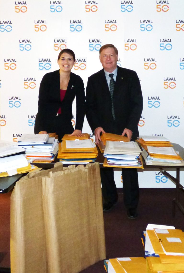 Sandra Desmeules, conseillère de Concorde-Bois-de-Boulogne, et le maire Marc Demers sont tout sourire devant le nombre impressionnant de projets soumis pour le 50e anniversaire de la ville de Laval.