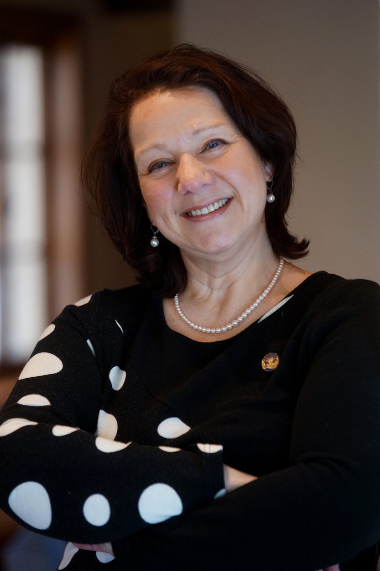 Forum sur l’hypersexualisation le 30 janvier La députée Suzanne Proulx mènera quatre forums à travers le Québec afin d’enrichir la réflexion du gouvernement sur la problématique de l'hypersexualisation des jeunes filles dans l'espace public.