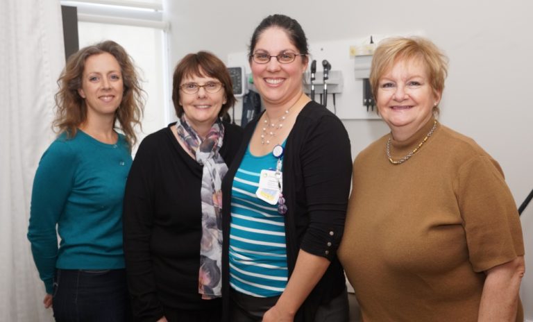 Un projet médical qui cumule les honneurs s’implante à Laval Magali Girard, coordonnatrice du PSSC, Marie-Thérèse Lussier, médecin de famille et chercheure responsable du PSSC, Geneviève Gauthier, infirmière à l'UMF-GMF Laval et infirmière PSSC et Kathleen Gagnon, directrice générale du Centre de bénévolat et Moisson Laval, responsable du recrutement des bénévoles PSSC, forment une partie de l’équipe chapeautant le projet.