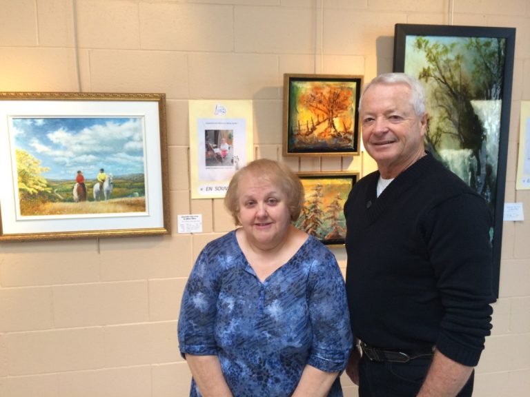 Hommage posthume à cinq artistes du QACB Normand Jacques et Nicole Langevin, président et secrétaire du Quartier des Arts du Cheval Blanc. (Photo TC Media)