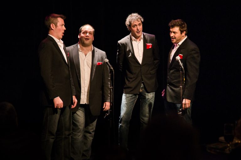 Quatre voix d’homme et des classiques de Noël Julien Patenaude et son ensemble vocal, Quartom, reçoivent de plus en plus d'invitations d'un peu partout après le lancement d'un deuxième album. (Photos gracieuseté)