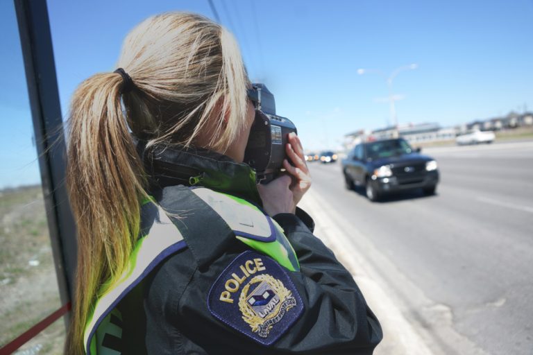 Des citoyens souhaiteraient une surveillance policière accrue dans les quartiers résidentiels, là où ils dénoncent la vitesse excessive de certains automobilistes.