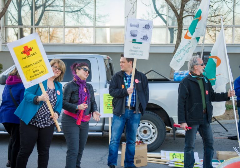 Taux inquiétant de radon dans 13 écoles de la CSDL Ils ont été près de 125 professeurs du Syndicat de l'enseignement de la région de Laval a faire savoir leur mécontentement devant le manque de transparence de la CSDL dans le dossier du radon. (Photo TC Media - Vincent Graton)