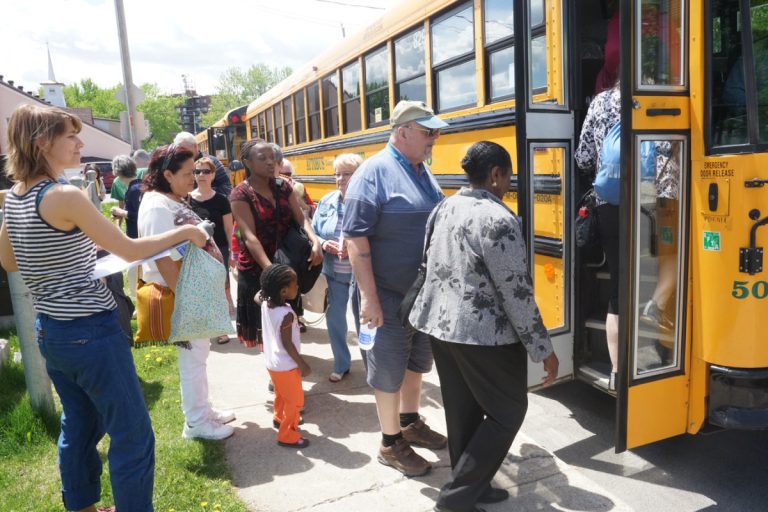 «Rallye ton quartier» était l'une des activités proposées par la RUI Pont-Viau ce printemps. Les participants choisissaient le trajet de leur choix et étaient amenés dans les locaux d'organismes en autobus.
