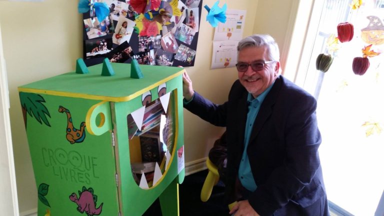 Ayant participé à l'implantation d'un Croque-Livres au Centre de pédiatrie sociale de la Place Saint-Martin, en plus de participer à des activités de lecture publique du Groupe Alpha Laval, Raynald Adams désire maintenant bien garnir les 18 boîtes réparties sur l'ile Jésus en plus des nouvelles qui émergent continuellement. (Photo gracieuseté)