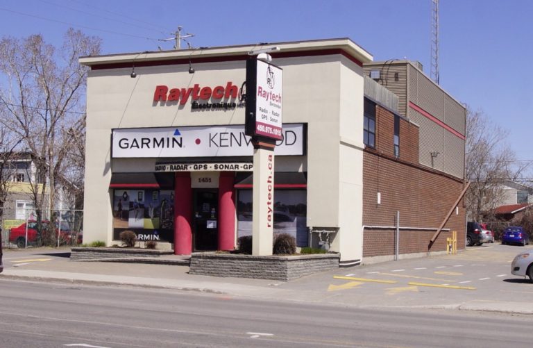 La chasse à l'homme a débuté devant ce commerce de Pont-Viau.