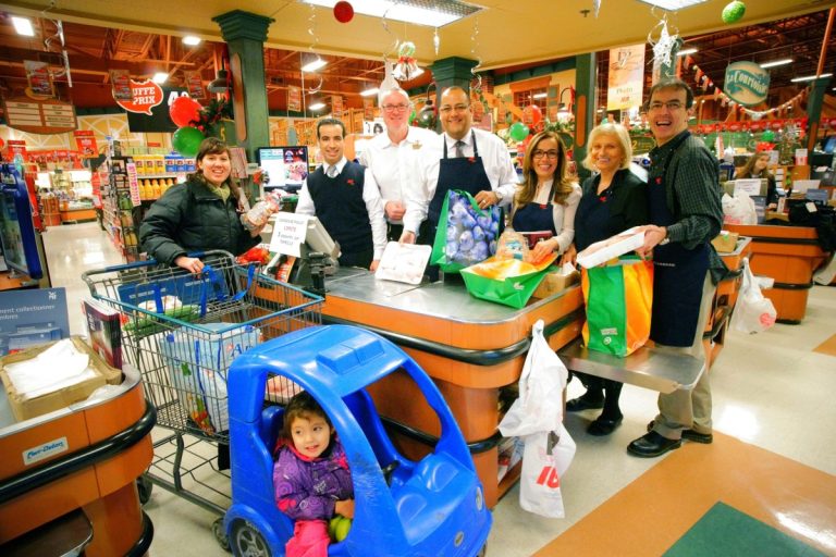 Ivo Mehmedovic, propriétaire du IGA Extra-des-Rapides, les élus Pierre Anthian, Éva Nassif, et Saul Polo, ainsi que Danae Savides, du Carrefour d'Intercultures, souhaitent que les Lavallois soient généreux pour les réfugiés syriens.