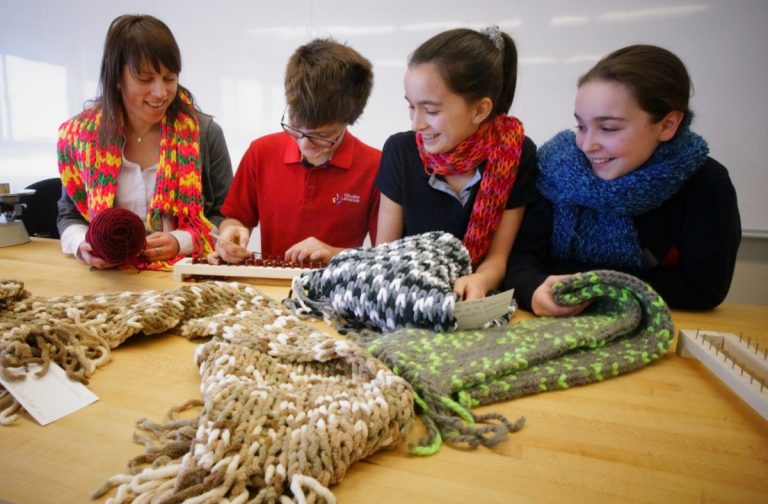 Les élèves de Letendre confectionnent des foulards pour les réfugiés Vanessa Coutu est accompagnée des élèves Simon Verronneau, Raphaëlle Théoret et Audrey D’Auteuil.