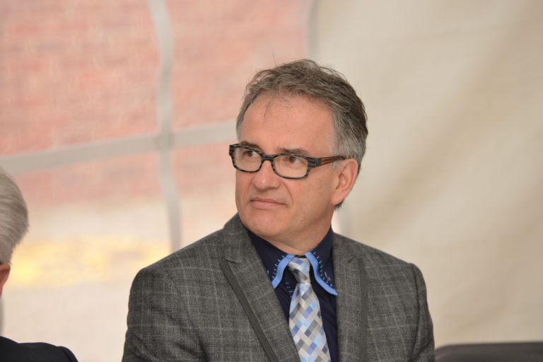 Deux nouveaux GMF à Laval Réjean Hébert, ministre de la Santé et des Services sociaux.