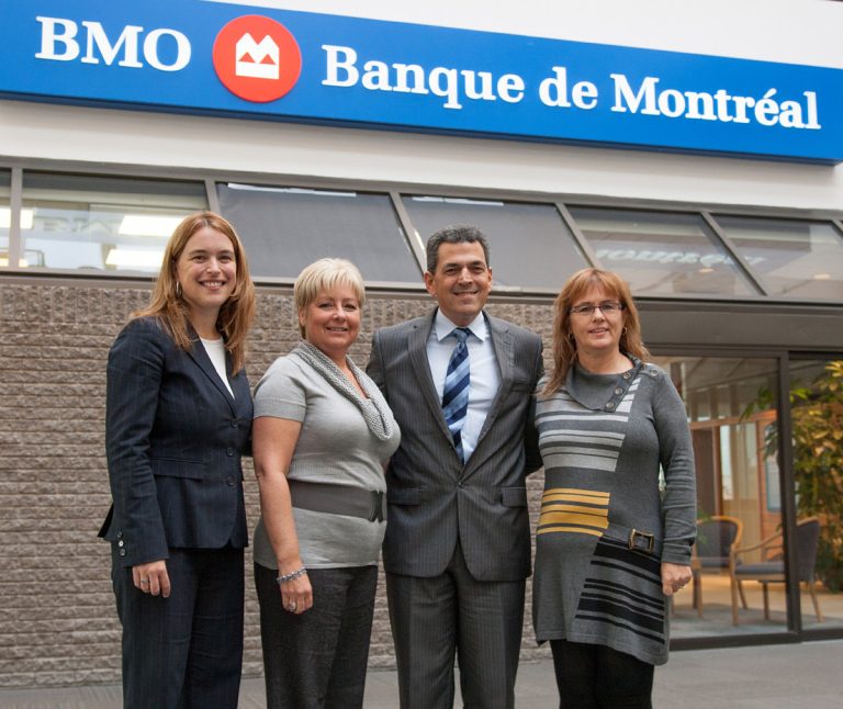Sophie Scoufaras, v.-p. régionale BMO; Lyne Ouellette, responsable des dons, BMO; Richard Desormeau, président du Conseil du Relais et du Groupe Vigilis; Denise Ouimet, directrice générale du Relais. Absents sur la photo : Claude Labelle, éditeur, Courrier Laval; Mario Tsementzis, Rôtisseries Scores Vimont et Frédéric Cantin, Canadian Tire Le Corbusier.