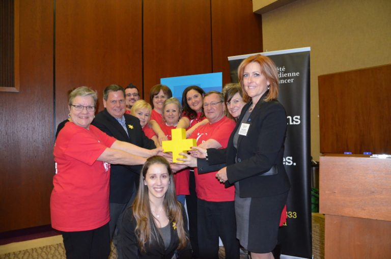 Une 14e nuit contre le cancer  invitent les gens à participer en grand nombre au 14e Relais pour la vie de Laval, dont l'animation a été confiée à Érick Rémy (2e à gauche).