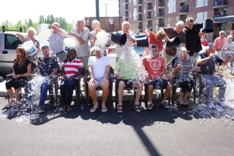 L'équipe de verseurs est composée de résidents et du conseiller de Vimont (au bout à droite), Michel Poissant. Les braves sont Carole Troy, propriétaire du salon Pure Ligne Coiffure; Sylvain Rouleau, propriétaire du dépanneur Sylvain; Marie-Guerda Alectus, bureau de santé; Daniel Beaudoin, résident; Léo Couturier, résident; Michaël Maisonneuve, directeur des projets spéciaux; Sylvie Théorêt, animatrice culturelle; et Anicet Morzadec, directeur général de la résidence.