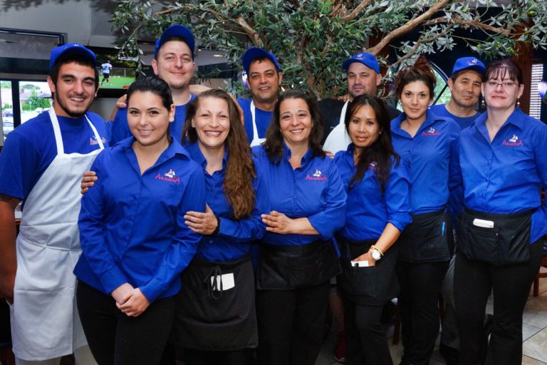 L'équipe du restaurant Arahova vous accueille avec le sourire!                   