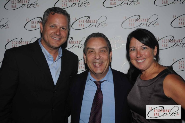 Tapis rouge pour la réouverture du restaurant-bar Le Coloc Marc-François Rouleau, directeur des ventes, Courrier Laval; Bernard Brunet, propriétaire et Sylvie Lizotte, conseillère publicitaire du Courrier Laval.