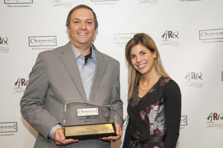 Sur la photo, on reconnaît Robert Décary, propriétaire du restaurant Les Menus-Plaisirs et lauréat Chefs de file aux cotés de Jacinthe Guyot, directrice de compte à la SAQ Restauration.        