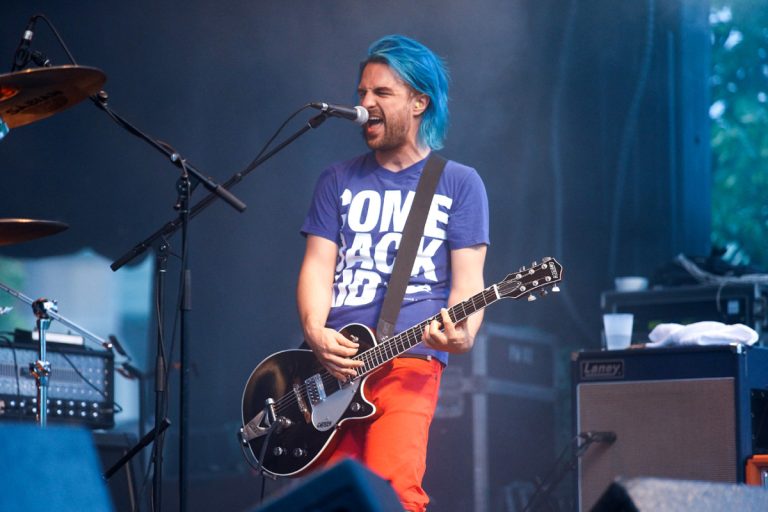 Le chanteur Rouge Pompier s'est vite aperçu que ses chansons étaient bien connues de la foule. (Photo TC Media - Mario Beauregard)