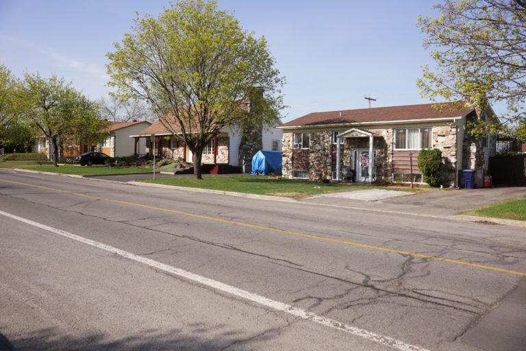 Des citoyens de la rue de Prince-Rupert font pression sur la Ville La conduite sanitaire sous la rue de Prince-Rupert compris entre les rues Pageau et Réaumur cause des soucis à bien des résidents du secteur.