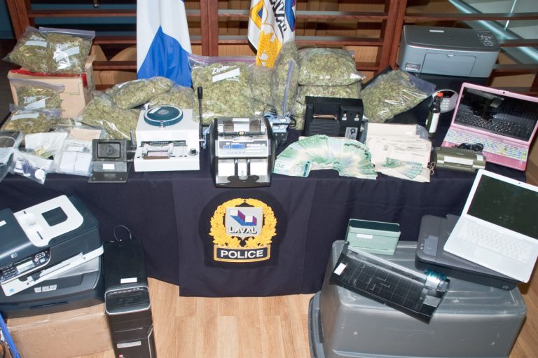 Perquisition à Chomedey Les policiers ont saisi drogue, équipement et argent sur le boulevard Daniel-Johnson, le 18 avril.