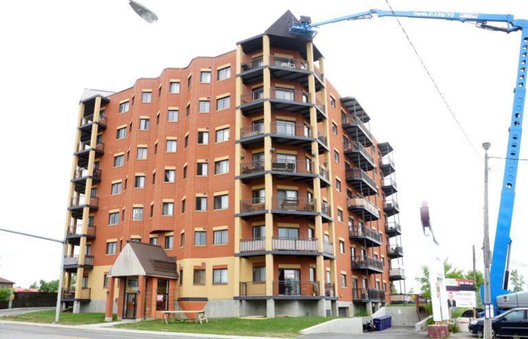 Perquisitions et arrestations dans Pont-Viau et Vimont La section moralité et drogue avait reçu des informations du public avant de frapper au 1305, boulevard des Laurentides (notre photo) et au 20, rue de Piémont. (Photo TC Media - Mario Beauregard)