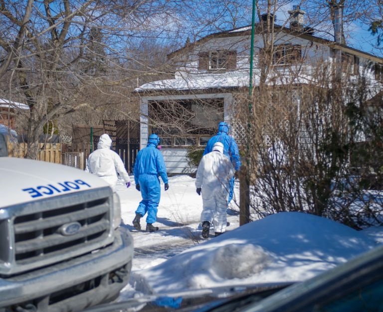 Perquisition pour stupéfiants dans Laval-Ouest Perquisition en cours sur la 19e Avenue. (Photo TC Media - Vincent Graton)