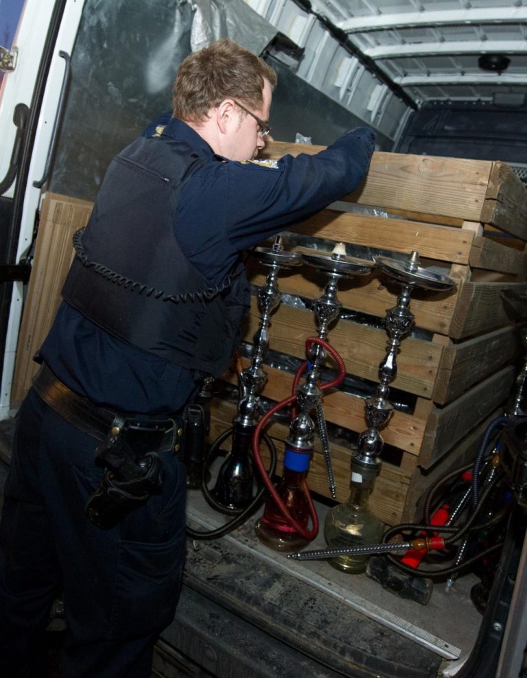 L'escouade VITAL a procédé à la saisie de 15 000 $ de matériel pour shisha au Café Voluume, le 24 février dernier. (Photo: Alarie Photos)