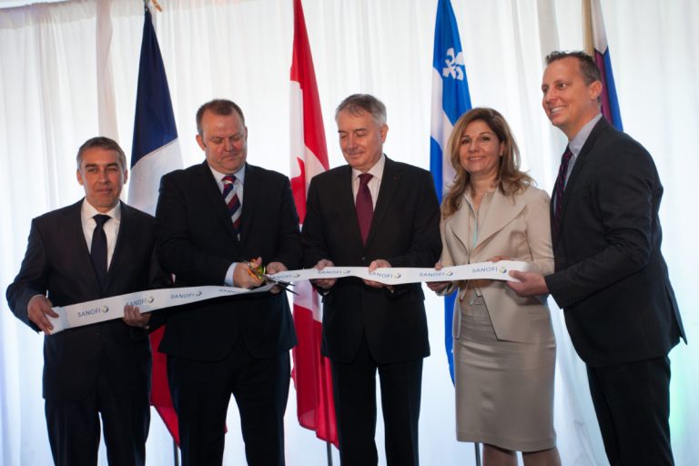 Le président et chef de la direction du Sanofi Canada, Jon Fairest, a procédé à la traditionnelle coupe de ruban, attestant de l'inauguration officielle du nouveau siège social canadien. Il est entouré du ministre des Finances, Nicolas Marceau, de l'ambassadeur de France au Canada, Philippe Zeller, de la vice-présidente Affaires médicales et réglementaires chez Sanofi Canada, Franca Mancino, et du maire de Laval, Alexandre Duplessis.