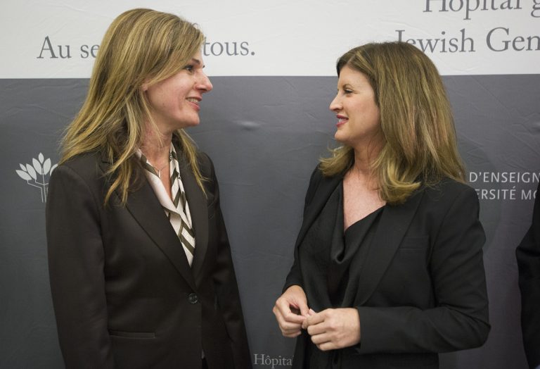 Dans l'ordre habituel, on reconnaît Franca Mancino et Rona Ambrose, respectivement vice-présidente, Affaires médicales et réglementaires chez Sanofi Canada et ministre fédérale de la Santé.