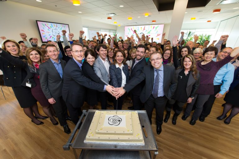Sanofi Canada a célébré la nouvelle depuis son siège social établi au cœur de la Cité de la Biotech. Entourée d'employés, on reconnaît au centre sur la photo la PDG Niven Al-Khoury.