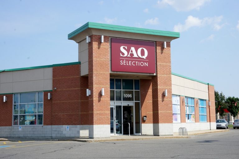 SAQ dévalisée près de l’autoroute Chomedey Des images vidéo de l'individu devraient être bientôt disponibles. On ne possède pas de description du véhicule qu'il aurait pu utiliser durant son vol. (Photo TC Media - Mario Beauregard)