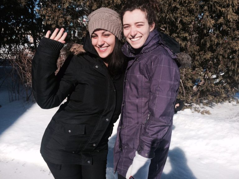 Des contes en plein air à la patinoire du Centropolis Deux jeunes comédiennes lavalloises: Sara Marchand et Sinem Kara. (Photo TC Media)
