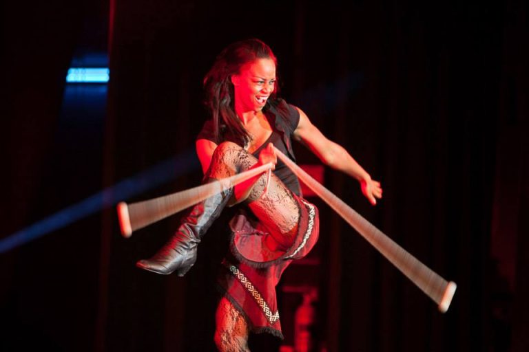 La passion des boleadoras de Sarah Louis-Jean Sarah Louis-Jean tente actuellement d'établir un record Guiness en tant qu'artiste féminine la plus rapide avec des boleadoras. (Photo gracieuseté)