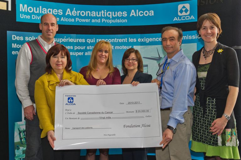 On reconnaît, dans l'ordre habituel, Stéphane Landry, directeur des ressources humaines opérations canadiennes, Usine Alcoa Howmet de Laval, Suzanne Dubois, directrice générale, Société canadienne du cancer, Marie-Josée Turnblom, conseillère en ressources humaines et Santé-Sécurité au Travail, Usine Alcoa Howmet de Laval, Isabelle Baril, conseillère aux dons majeurs, Société canadienne du cancer, John Pellegrino, directeur, Usine Alcoa Howmet de Laval et Maryse Blanchard, coordonnatrice régionale, Laval, Lanaudière, Société canadienne du cancer. (Photo: Courtoisie)