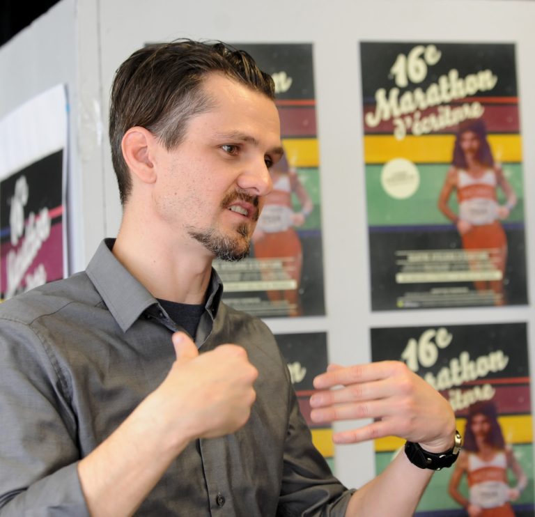 Marathon d’écriture de Montmorency: des Murmures qui résonnent L'auteur Sébastien Chabot a été le premier à animer les ateliers. (Photo TC Media - Vincent Graton)